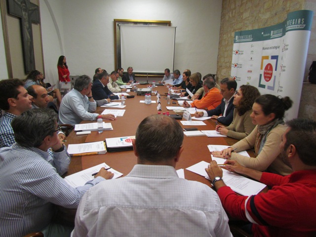 Miembros de la comisión de seguimiento e impulso de la Estrategia 2 durante la reunión