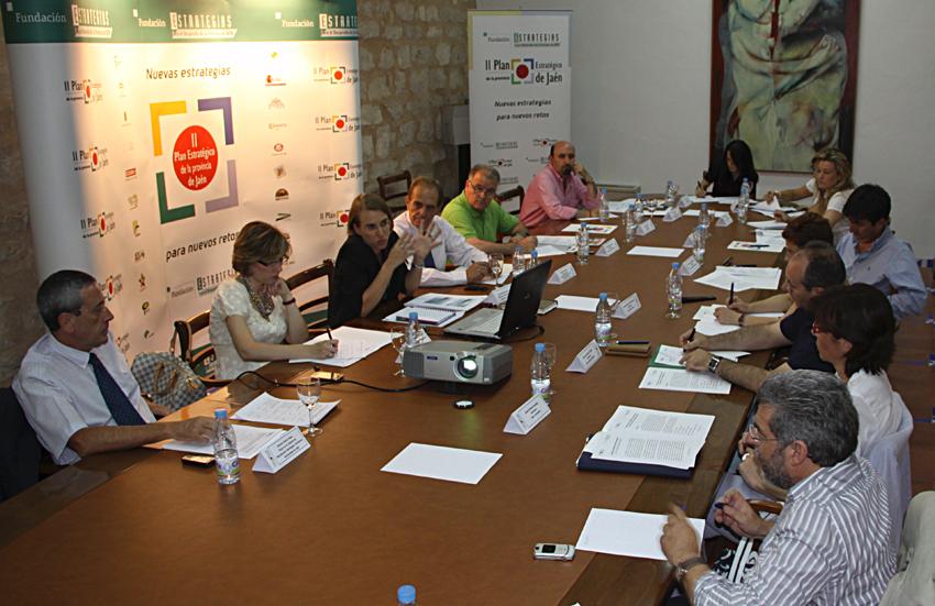 Comisionados y Secretarios durante la reunión