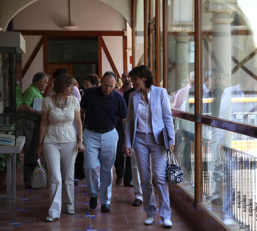 Mª Angustias Velasco, José Luis Sánchez e Isabel Miralles a la salida de la reunión