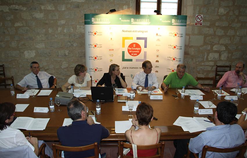 Comisionados y Secretarios durante la reunión