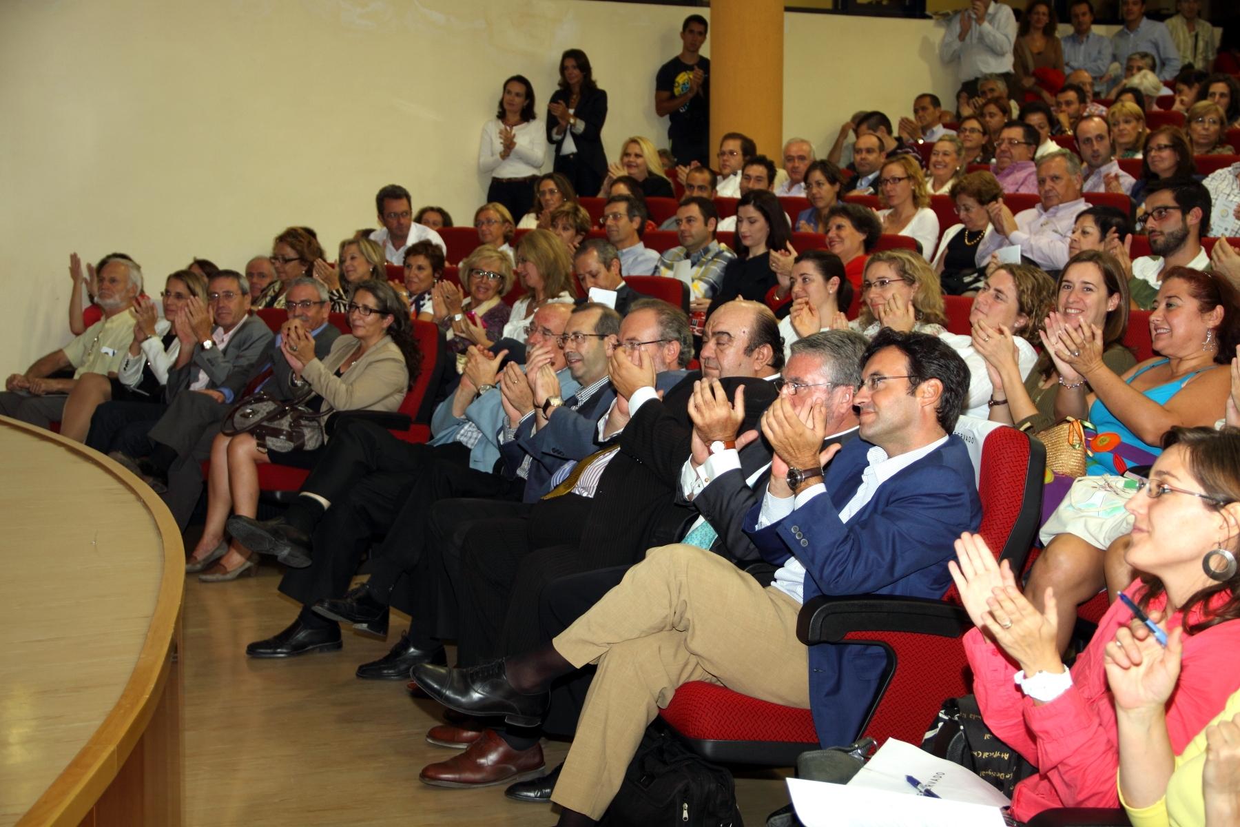 Aplausos de los asistentes al finalizar el acto