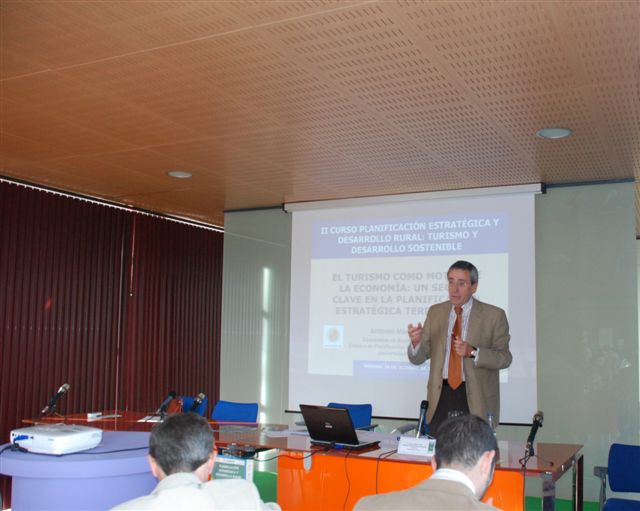 Antonio Martín Mesa durante su ponencia