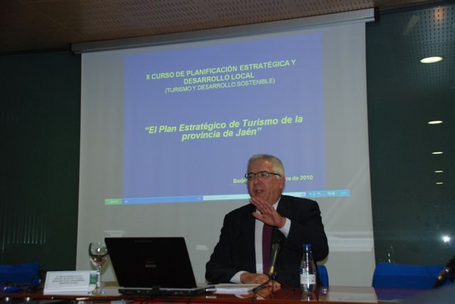 Manuel Ortega Cáceres durante su ponencia