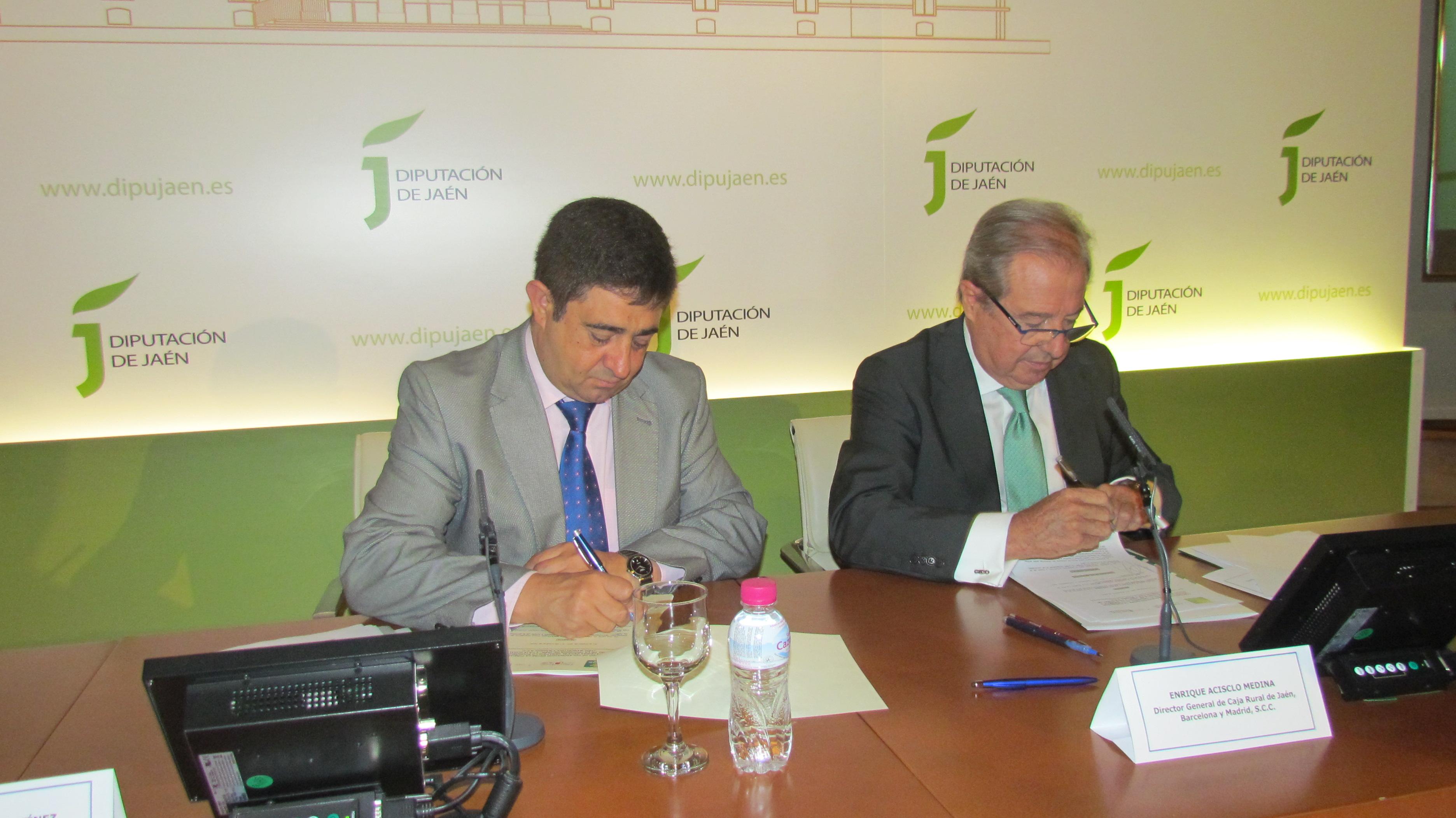 Francisco Reyes Martínez y Enrique Acisclo Medina en el momento de la firma del Convenio de Colaboración