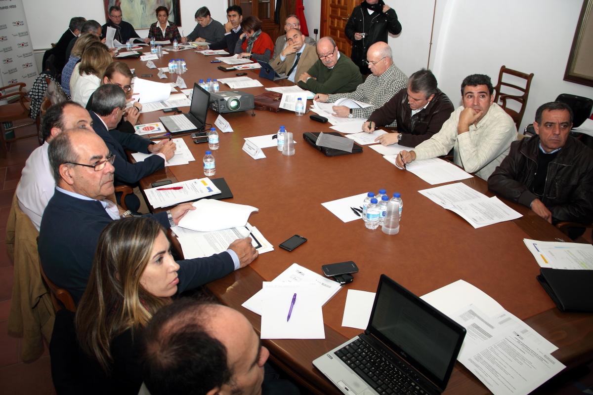 Miembros de la comisión de seguimiento e impulso de la Estrategia 6 durante la reunión