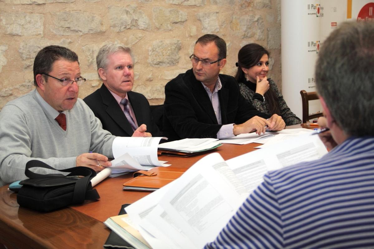 Miembros de la comisión de seguimiento e impulso de la Estrategia 4 durante la reunión