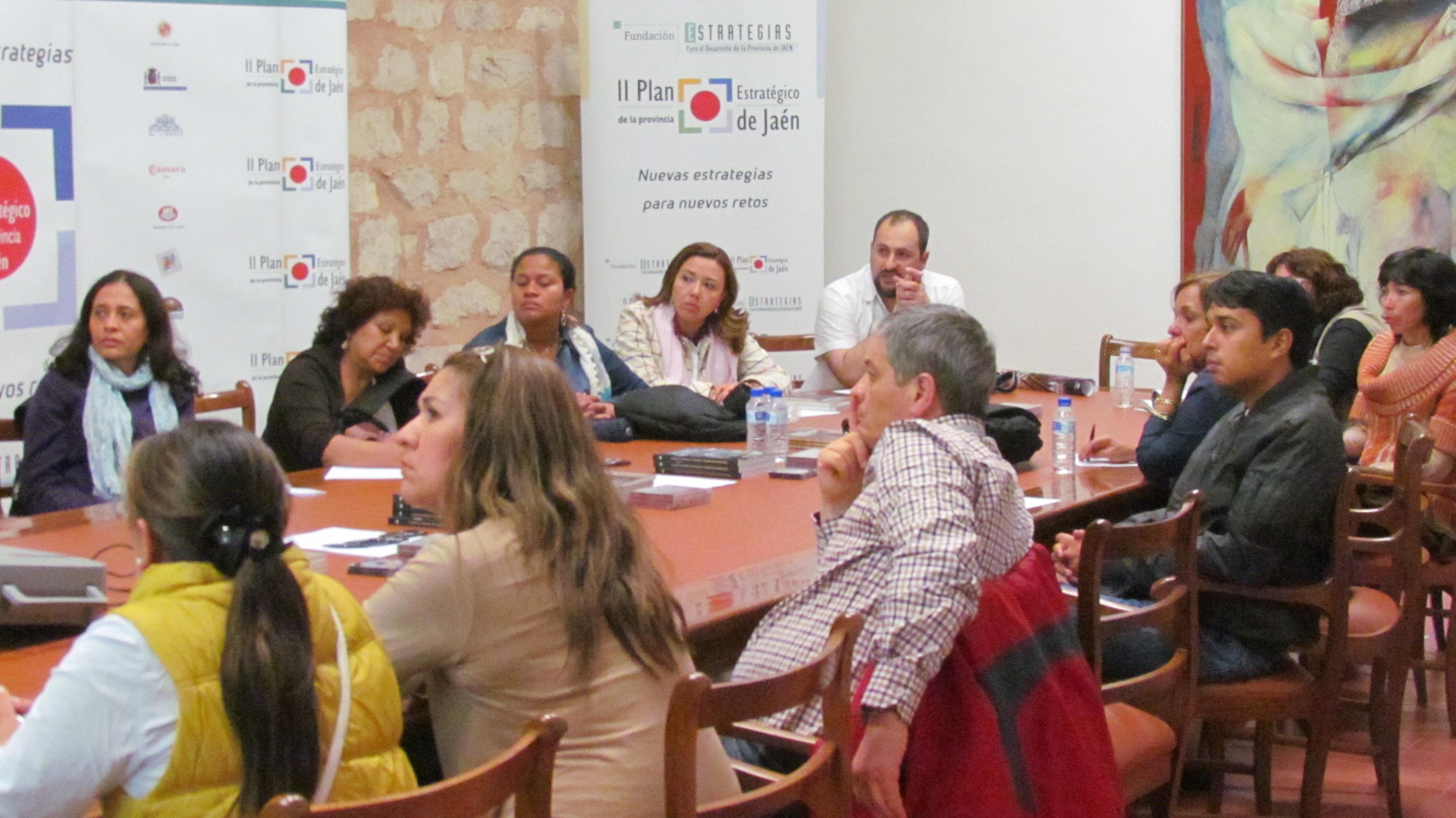 Participantes durante la exposición del proceso de planificación estratégica de la provincia