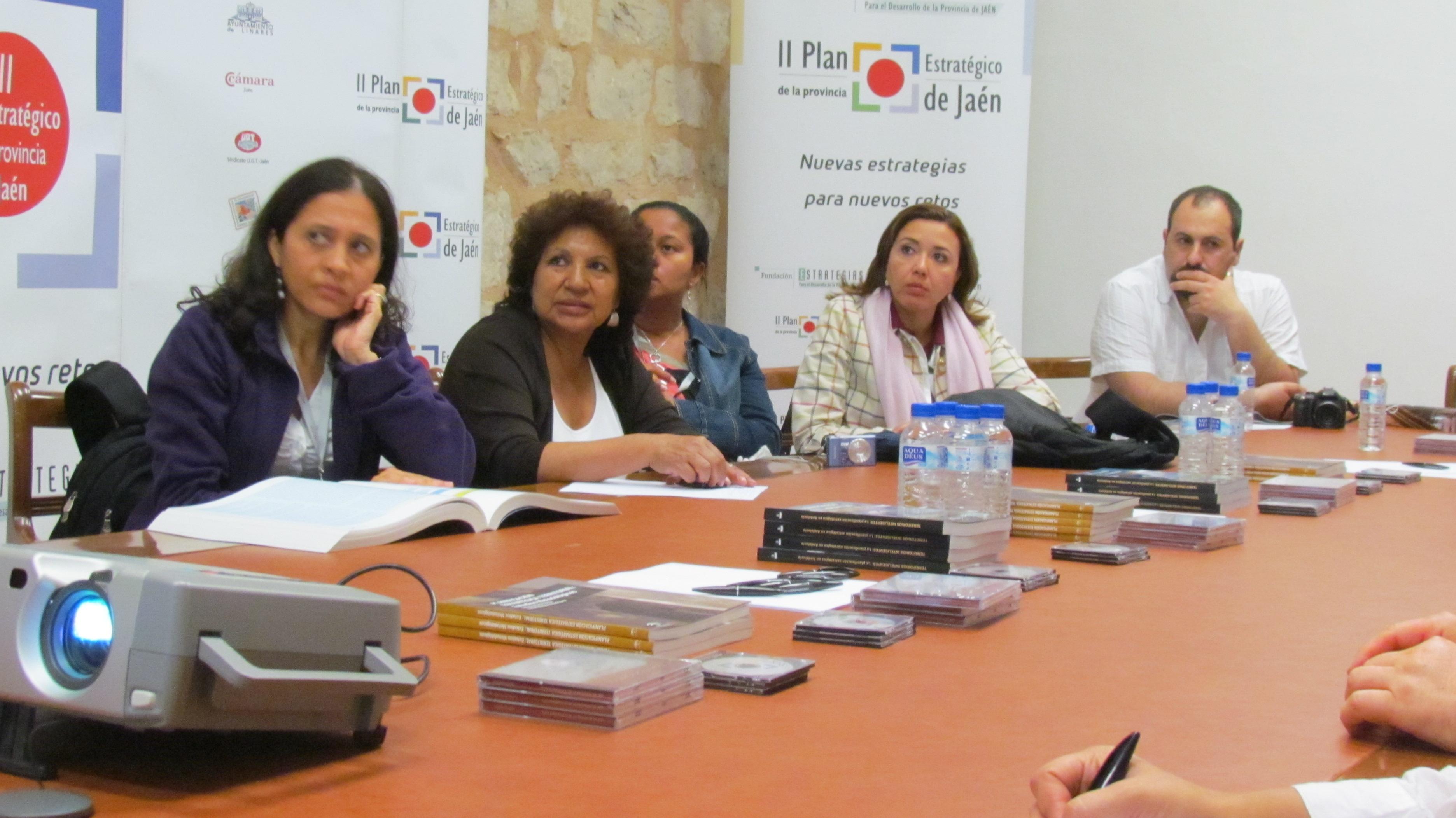 Algunos de los asistentes a la exposición