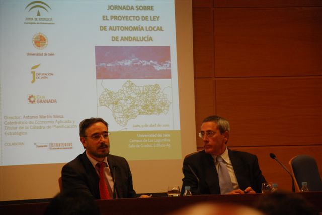 Felipe López durante su ponencia, junto a  Antonio Martín Mesa