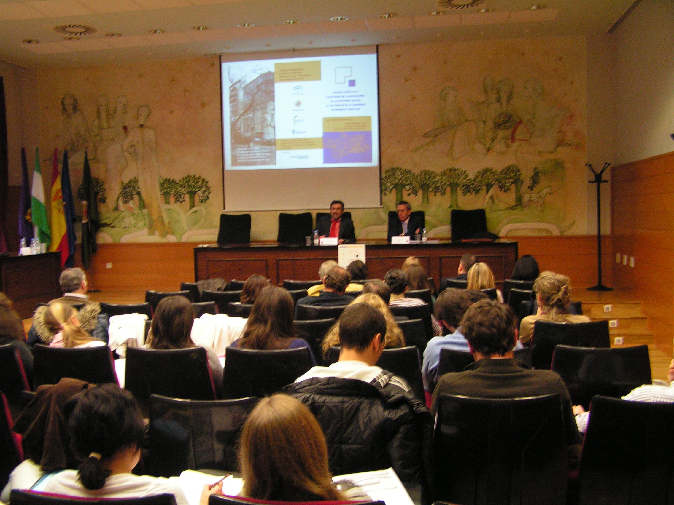 Manuel Zafra Víctor durante su ponencia y Antonio Martín Mesa