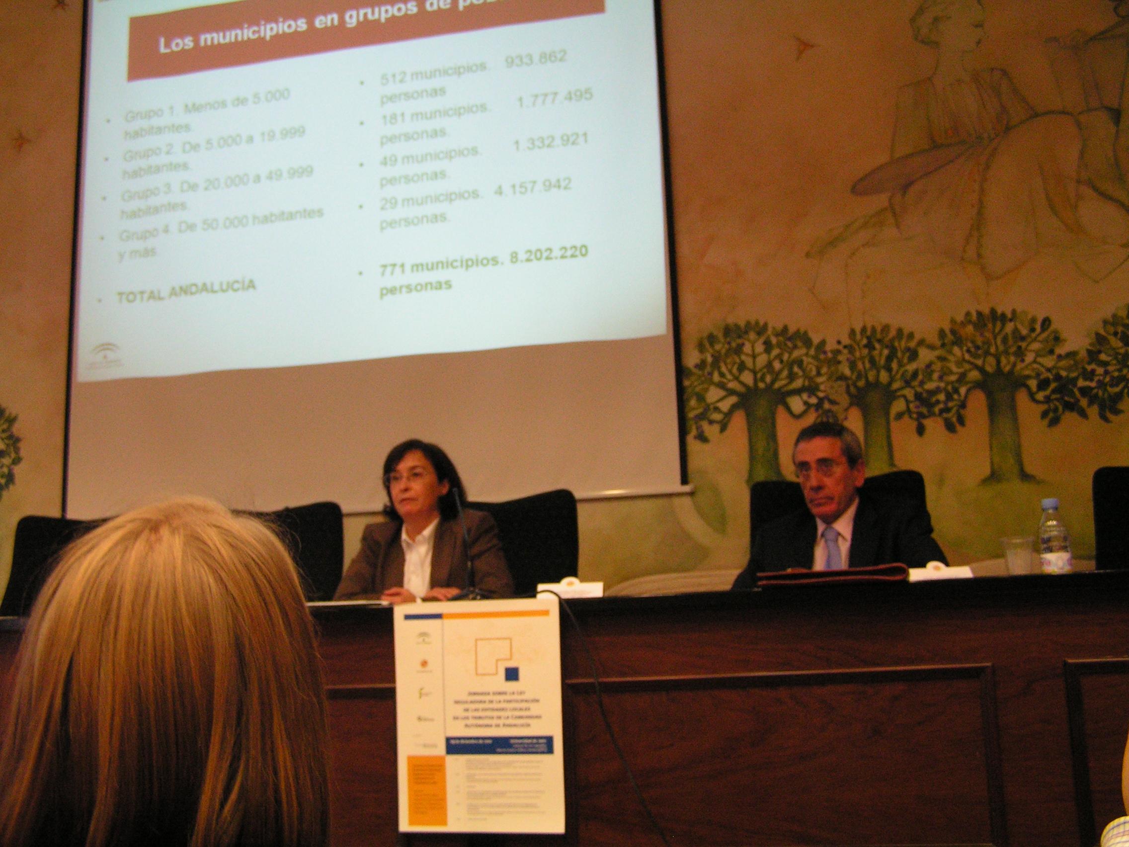 Rosario Gómez García durante su ponencia y Antonio Martín Mesa