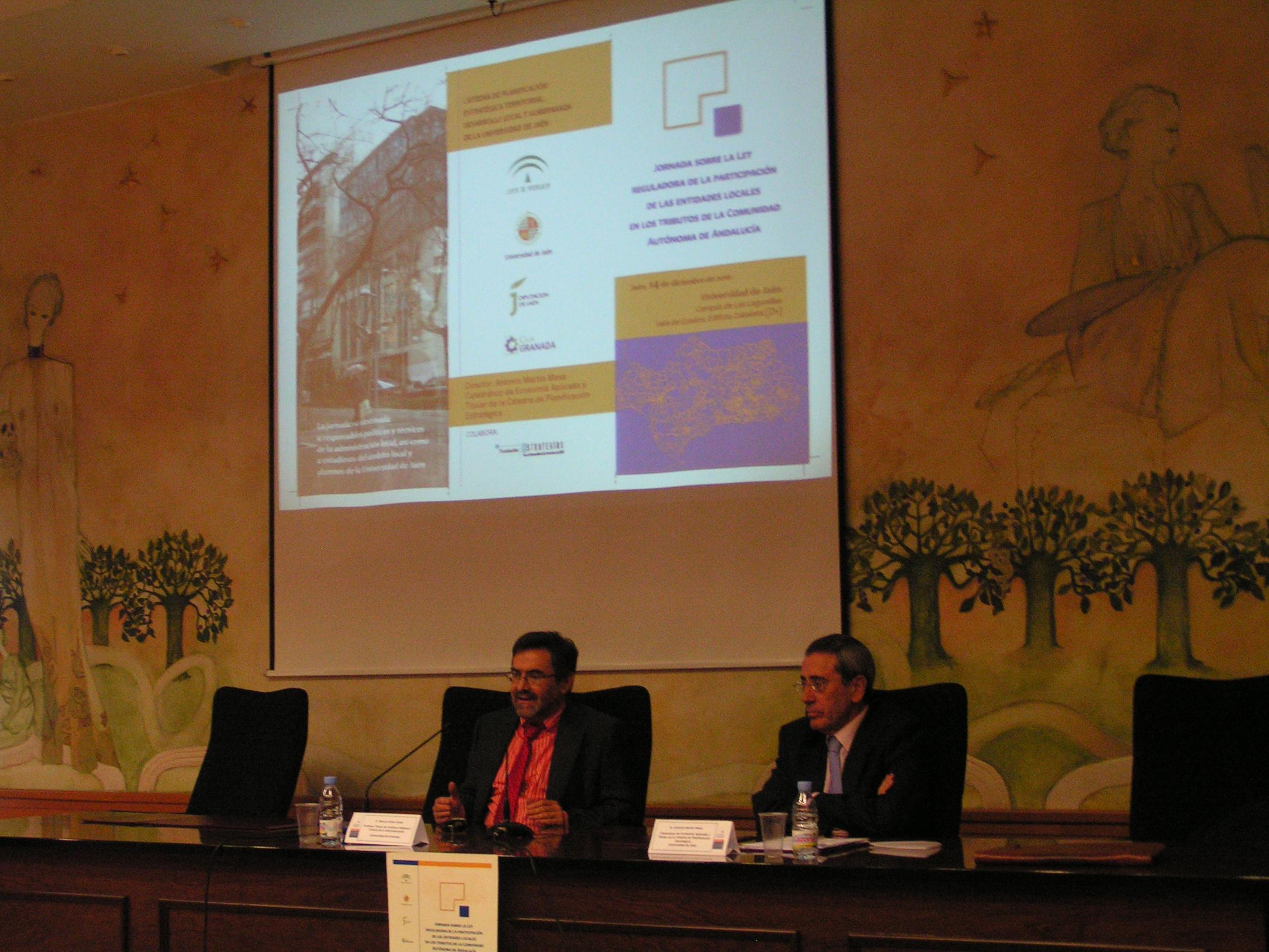 Manuel Zafra Víctor durante su ponencia y Antonio Martín Mesa