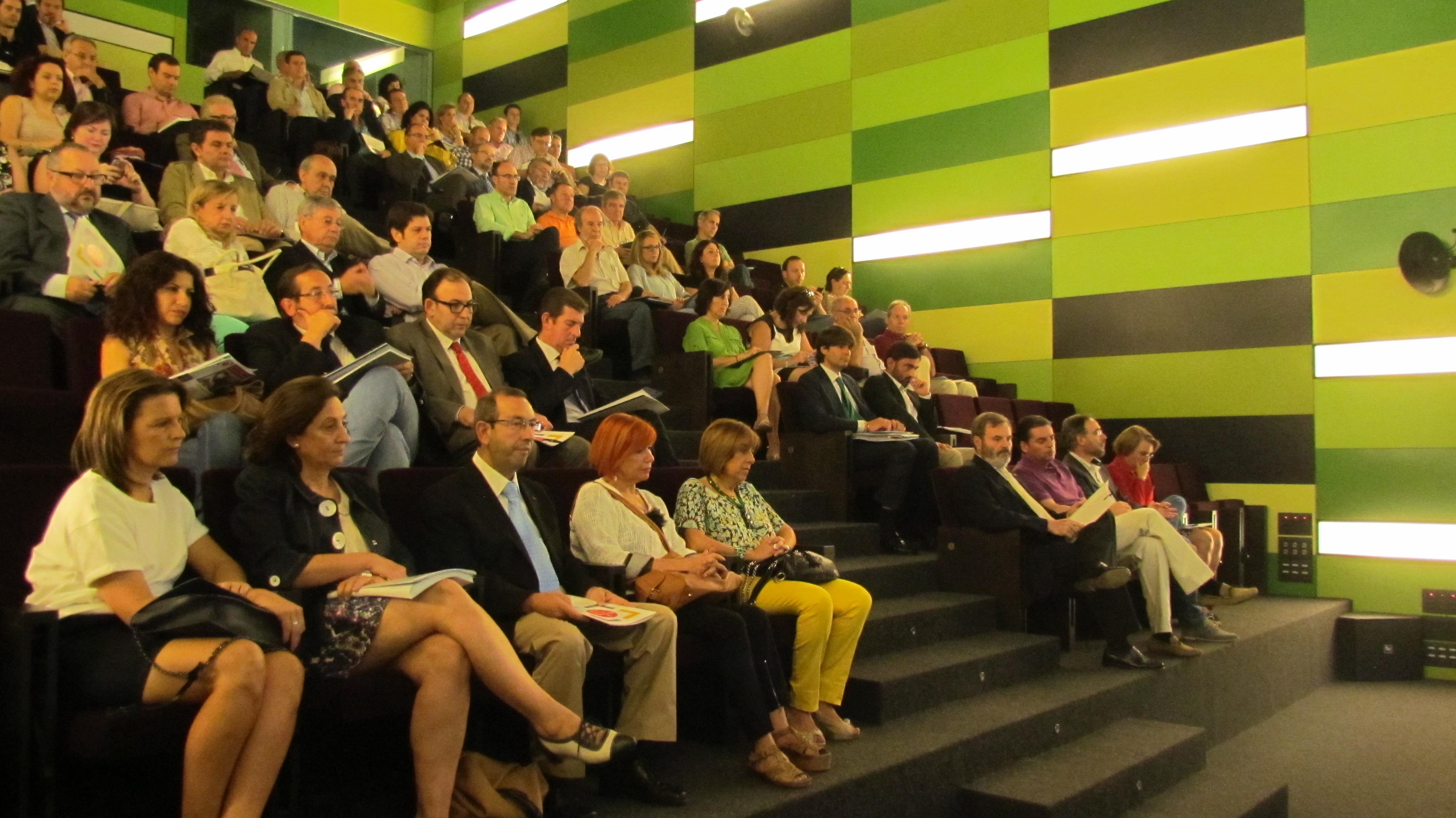 Panorámica de los numerosos asistentes a la Jornada, celebrada en el Salón de Actos del Museo Terra Oleum (Geolit)