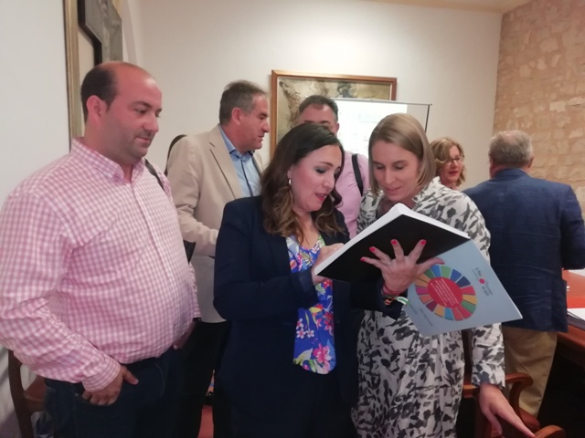 Iván Cruz (ADR Sierra de Cazorla), Catalina Madueño (Subdelegación) e Inmaculada Herrador (Fundación 