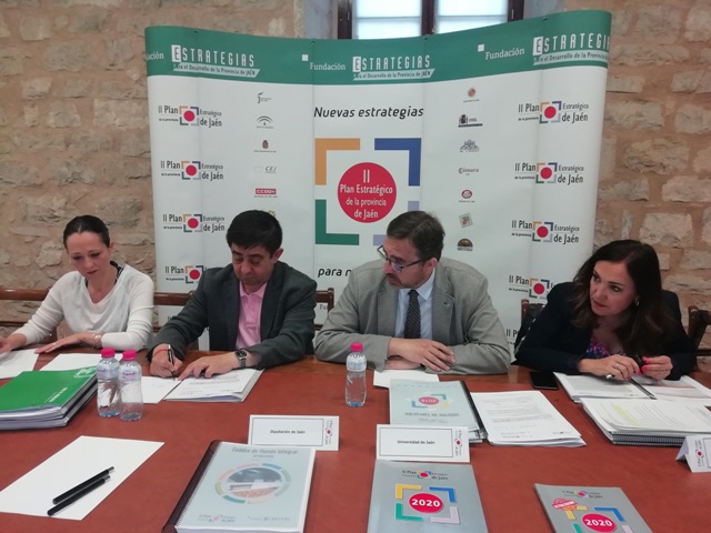 Maribel Lozano (Junta de Andalucía), Francisco Reyes (Diputación), Juan Gómez (Universidad) y Catalina Madueño (Subdelegación)