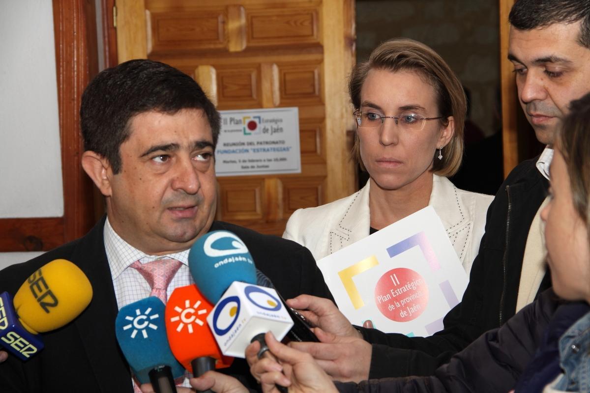 Francisco Reyes atiende a la prensa antes de la reunión