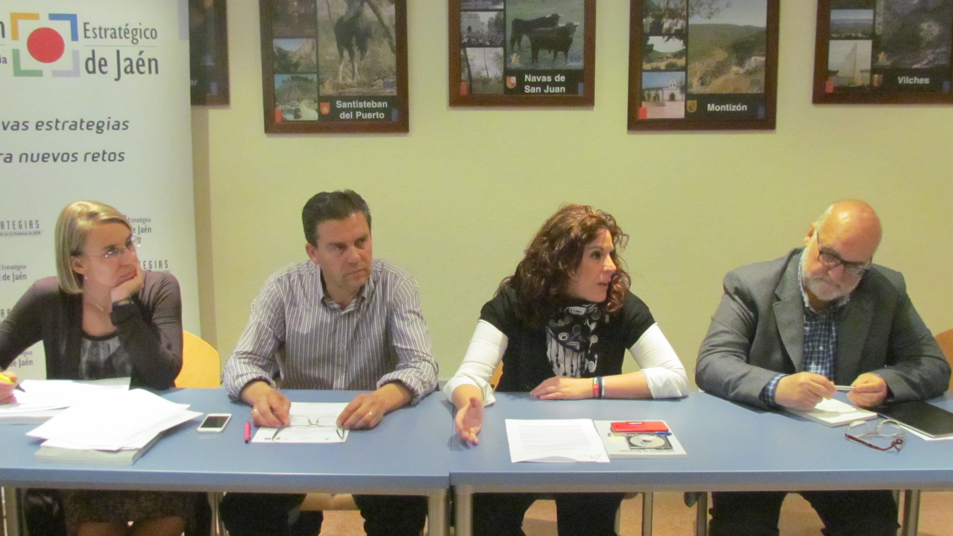 Inmaculada Herrador (Fundación), Santiago Rodríguez (ASODECO), Ángeles Férriz (Diputación) y Sebastián Lozano (ASODECO)