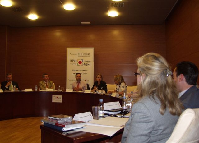 Asistentes a la reunión con los ayuntamientos mayores de 10.000 habitantes