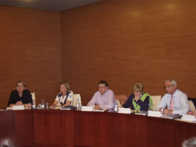 Alcaldes y representantes de los ayuntamientos durante la reunión