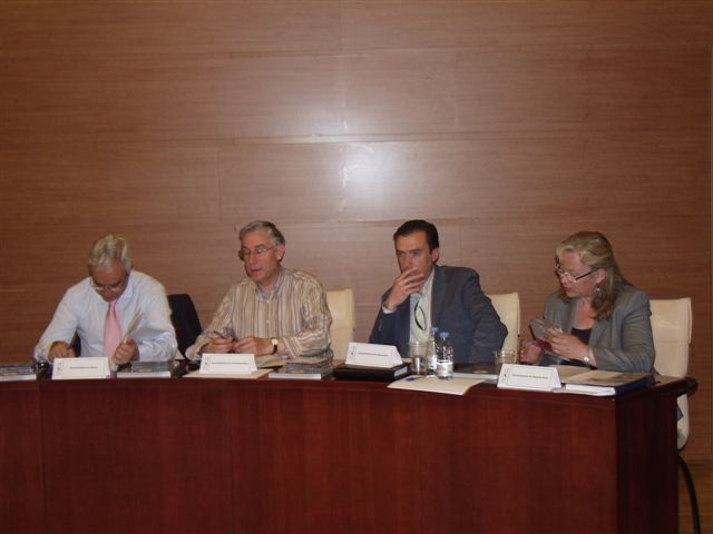 Alcaldes y representantes de los ayuntamientos durante la reunión