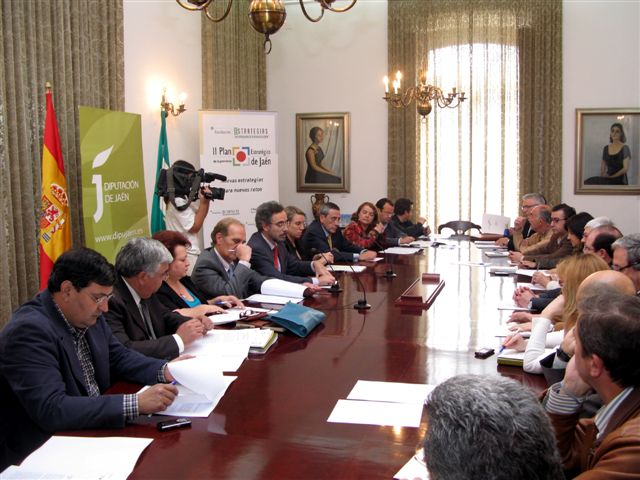 Felipe López preside la reunión con los diputados y responsables de área de la Diputación Provincial