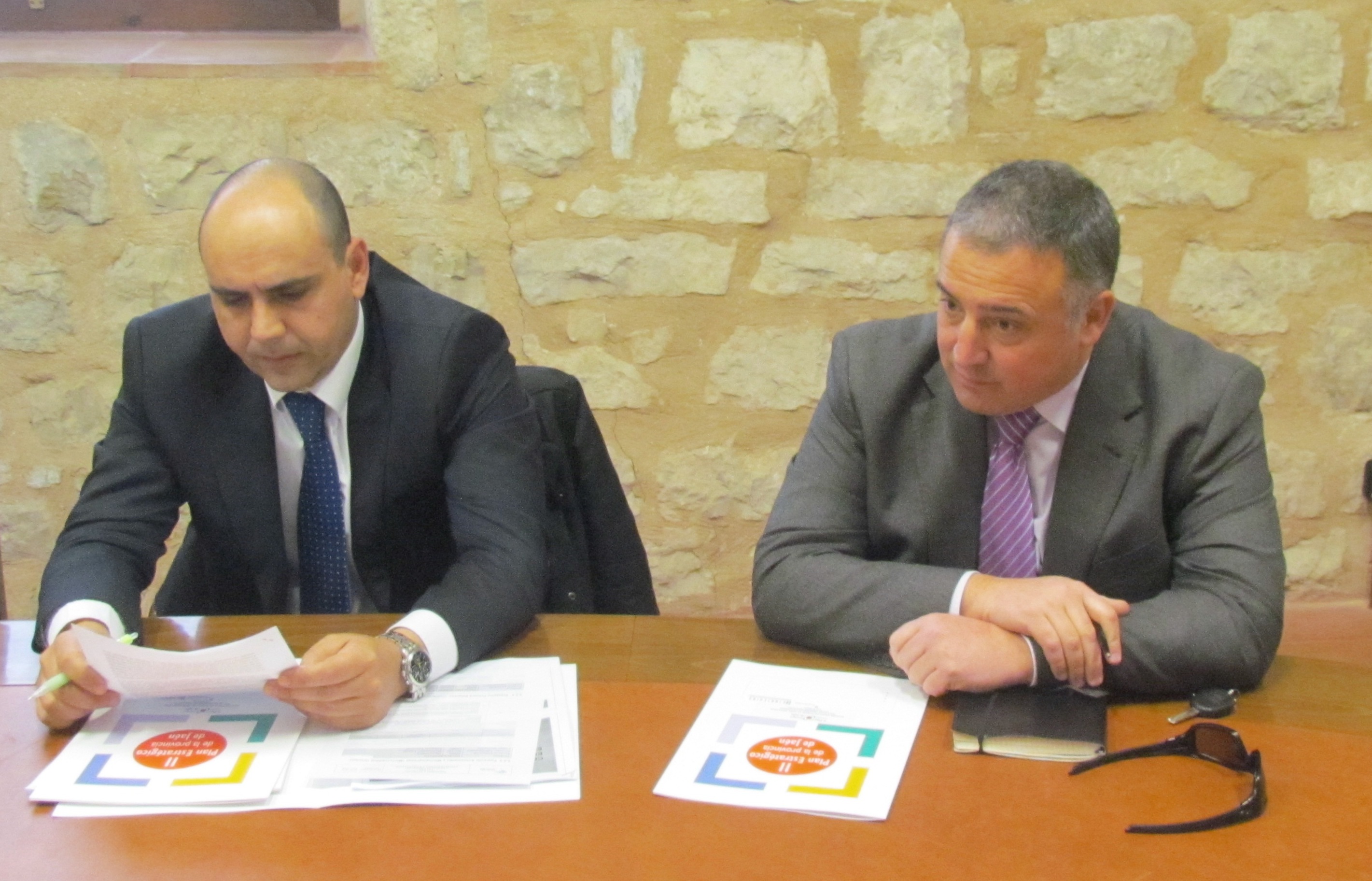 Santiago Cárdenas y un compañero de la entidad financiera Unicaja