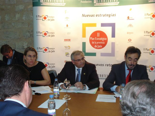 La Directora de la Oficina Técnica, el Vicepresidente y Presidente de la Fundación