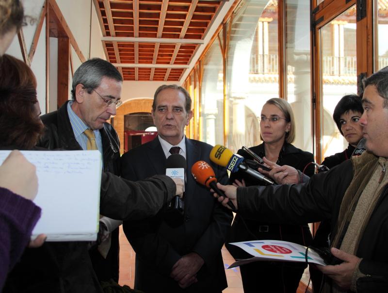 Moisés Muñoz Pascual atendiendo a los medios de comunicación