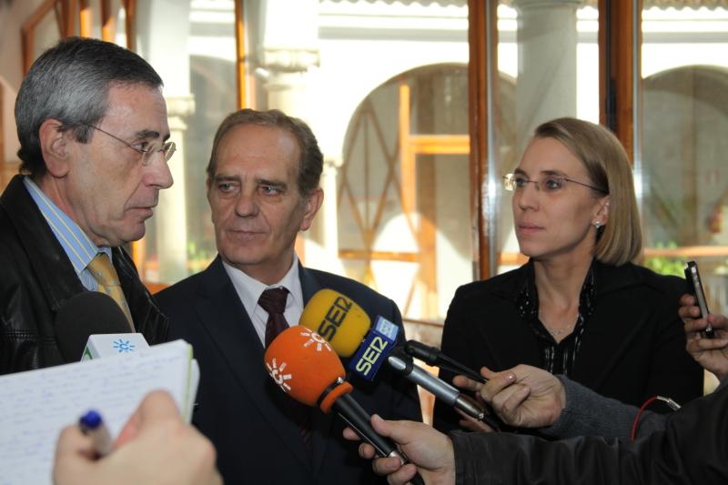 Antonio Martín Mesa atendiendo a los medios de comunicación