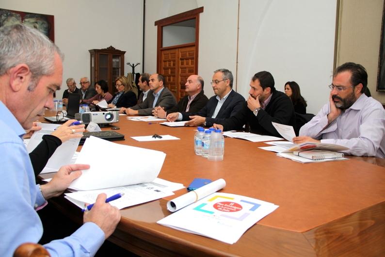 Miembros de la comisión de seguimiento e impulso de la Estrategia 1 durante la reunión