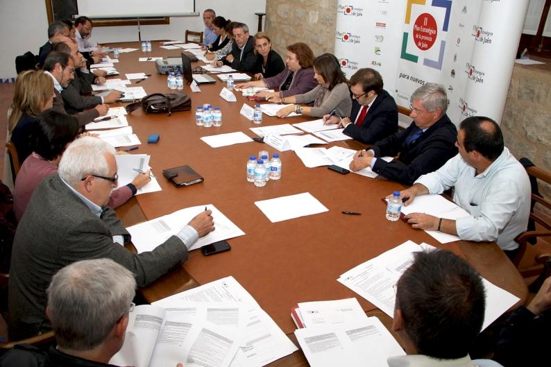 Miembros de la comisión de seguimiento e impulso de la Estrategia 1 durante la reunión