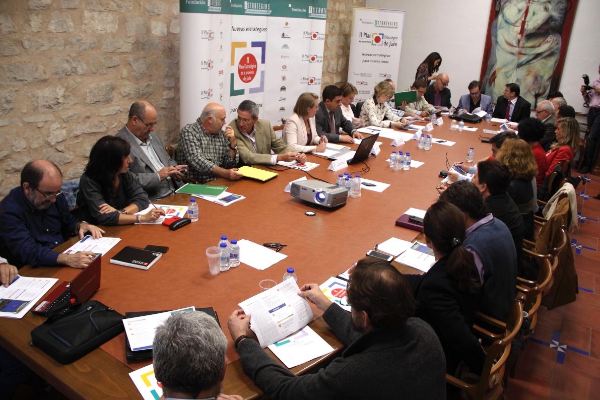 Miembros de la comisión de seguimiento e impulso de la Estrategia 2 durante la reunión