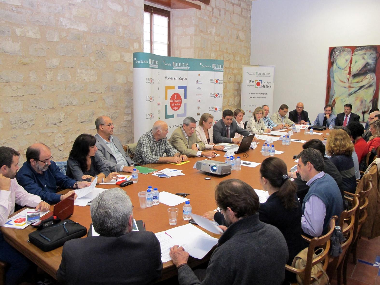 Miembros de la comisión de seguimiento e impulso de la Estrategia 2 durante la reunión