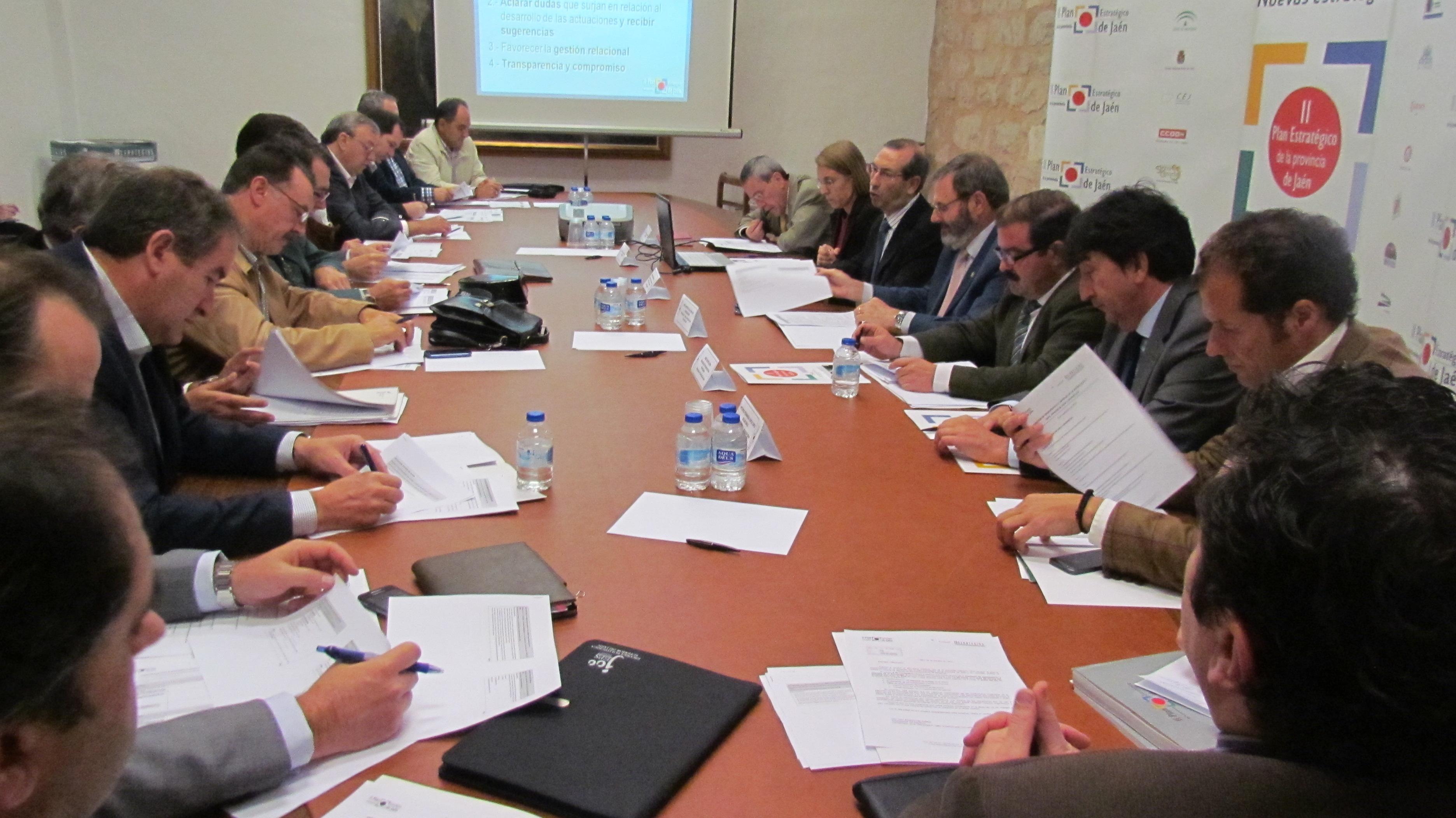 Miembros de la comisión de seguimiento e impulso de la Estrategia 7 durante la reunión