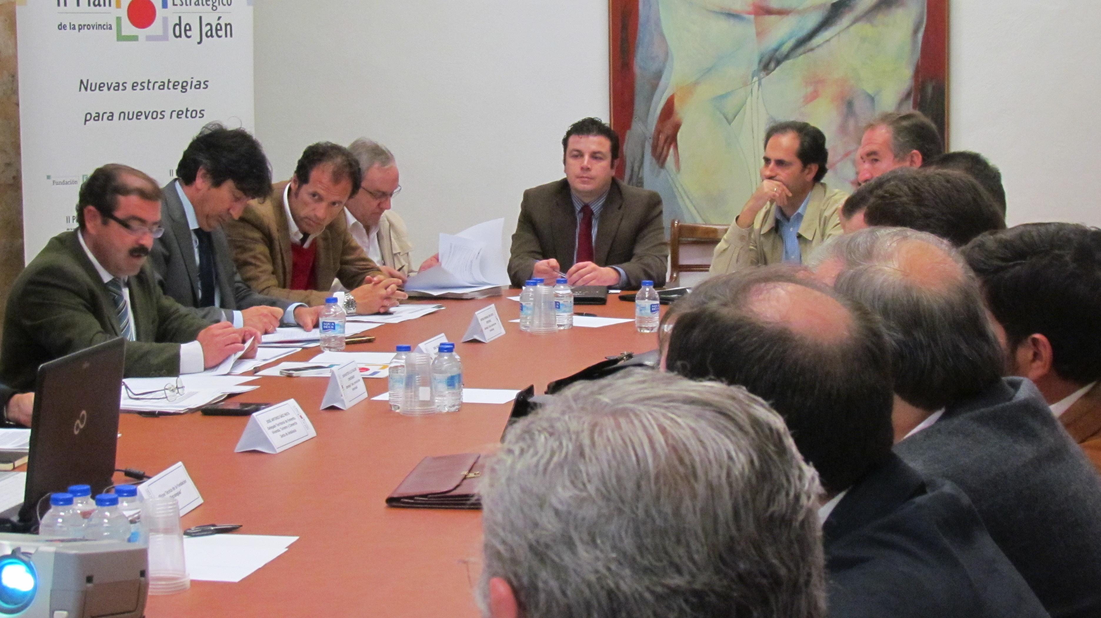 Miembros de la comisión de seguimiento e impulso de la Estrategia 7 durante la reunión