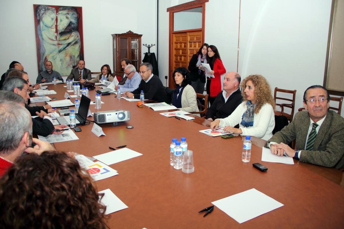 Miembros de la comisión de seguimiento e impulso de la  Estrategia 1 durante la reunión