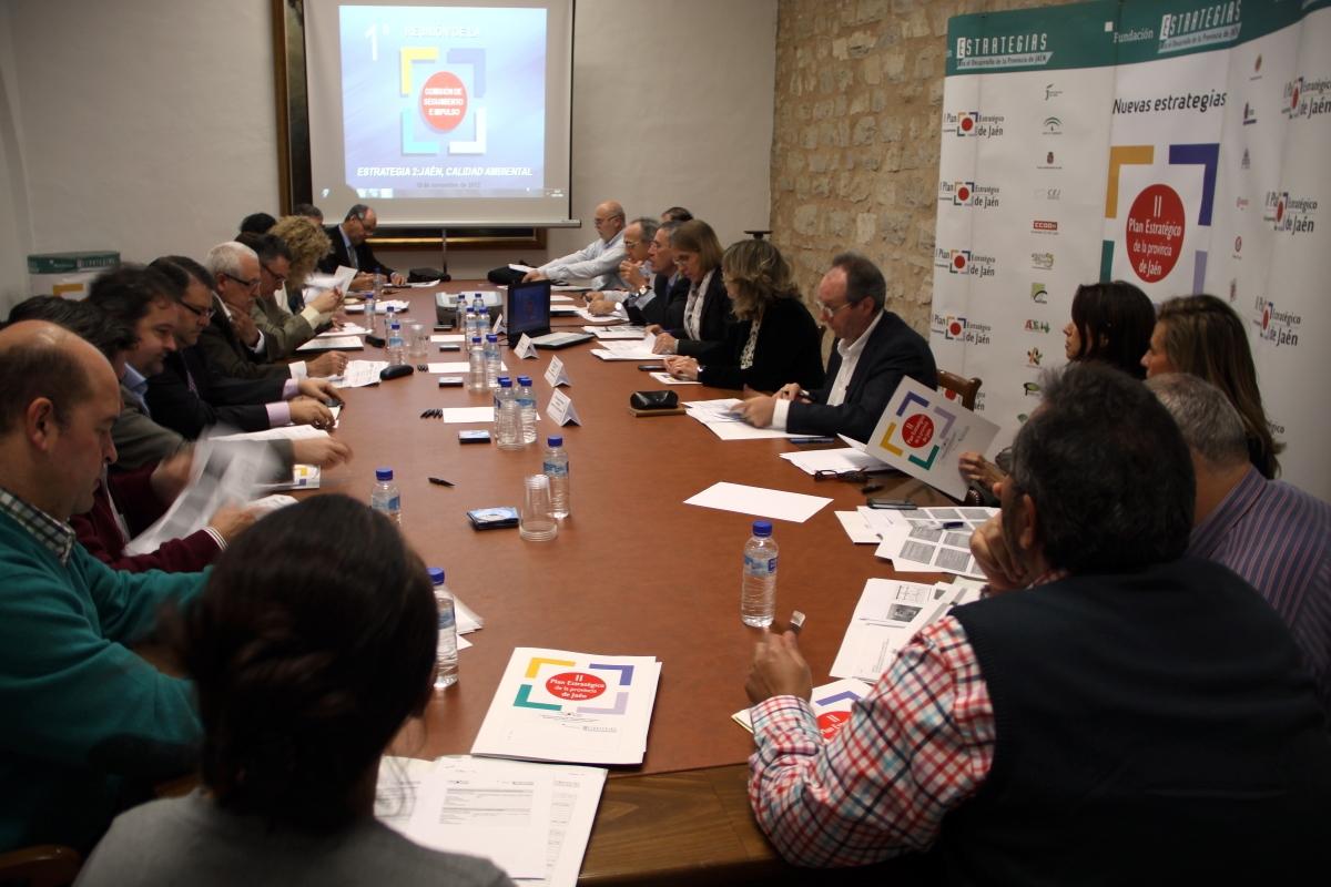 Miembros de la comisión de seguimiento e impulso de la Estrategia 2 durante la reunión