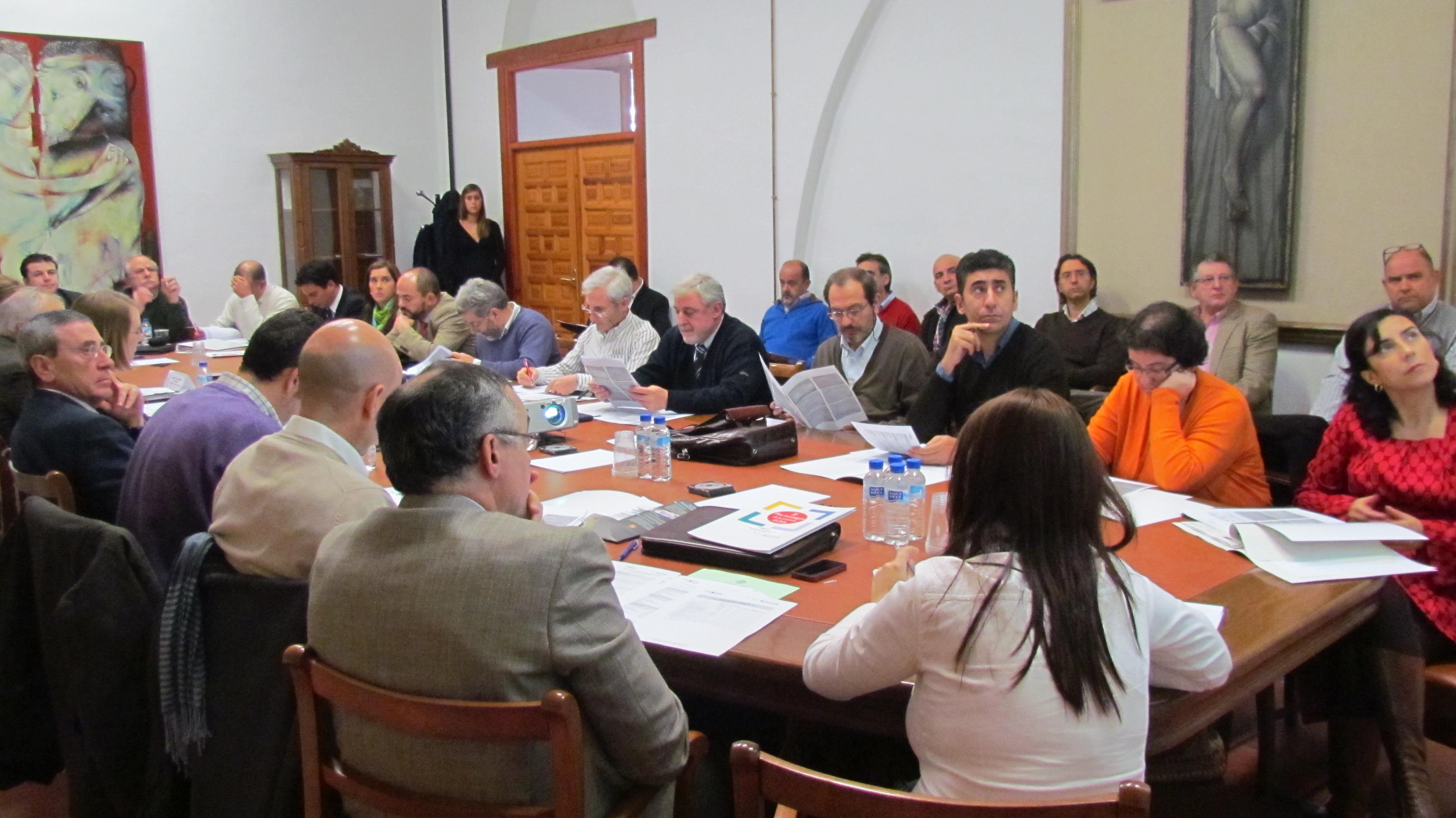 Miembros de la comisión de seguimiento e impulso de la Estrategia 3 durante la reunión