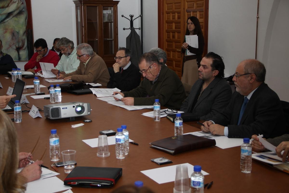 Miembros de la comisión de seguimiento e impulso de la Estrategia 4 durante la reunión