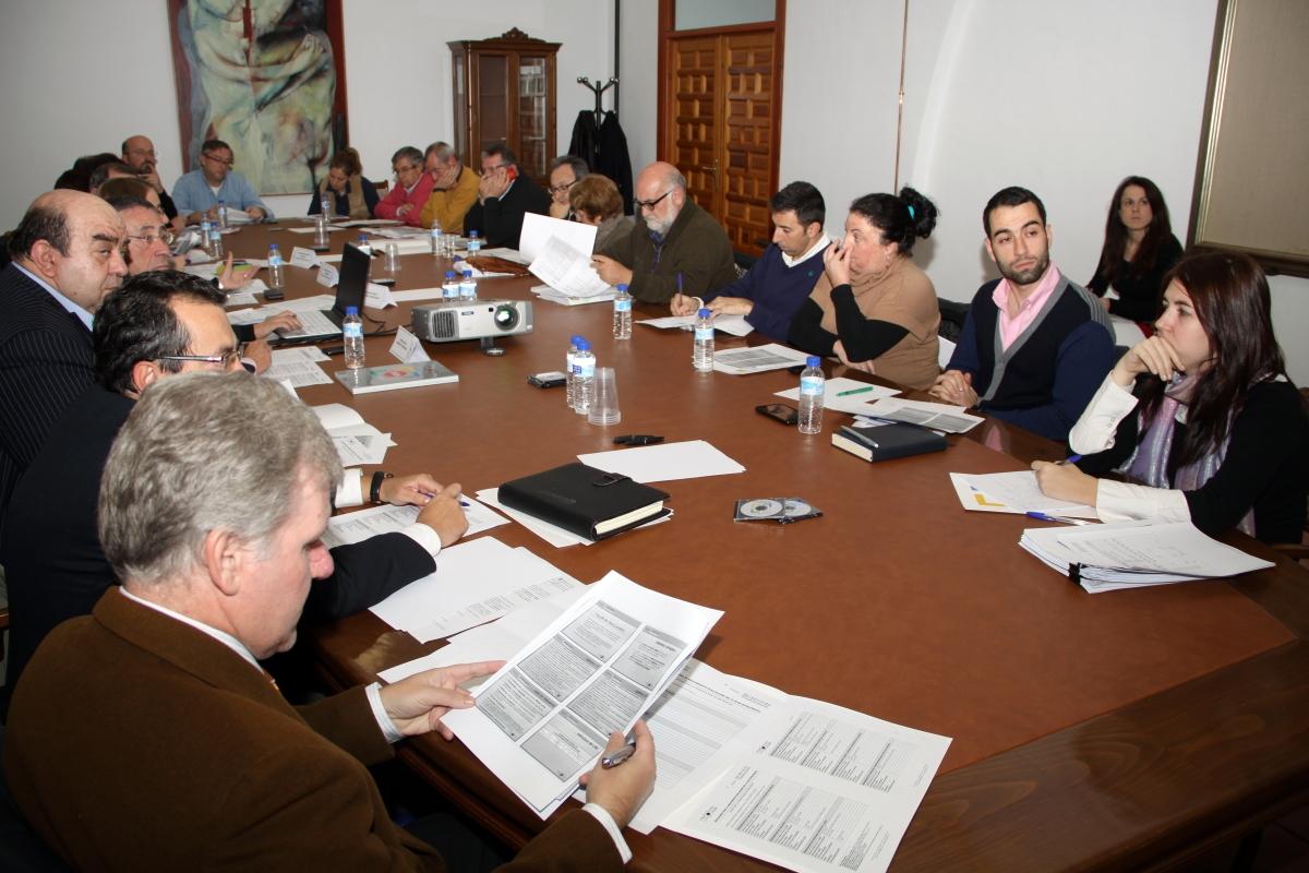 Miembros de la comisión de seguimiento e impulso de la Estrategia 5 durante la reunión