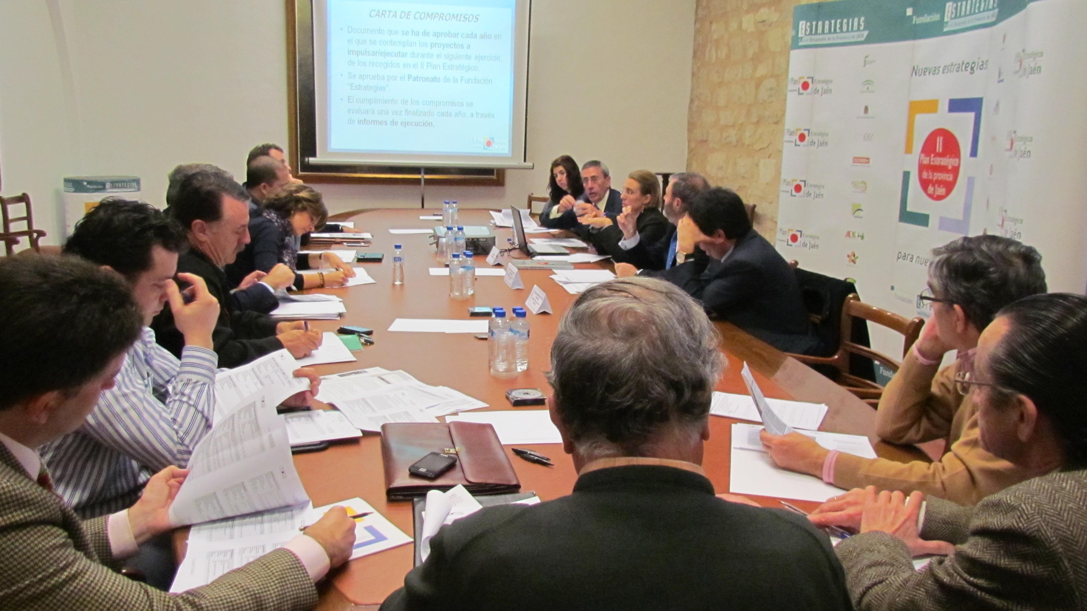 Miembros de la comisión de seguimiento e impulso de la Estrategia 7 durante la reunión