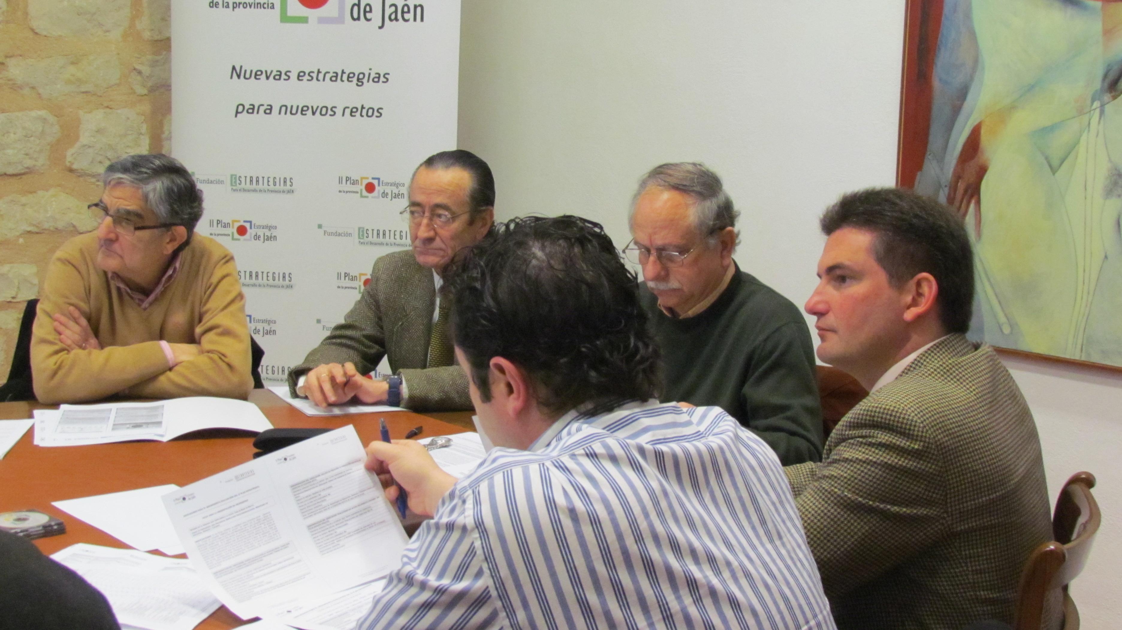 Miembros de la comisión de seguimiento e impulso de la Estrategia 7 durante la reunión