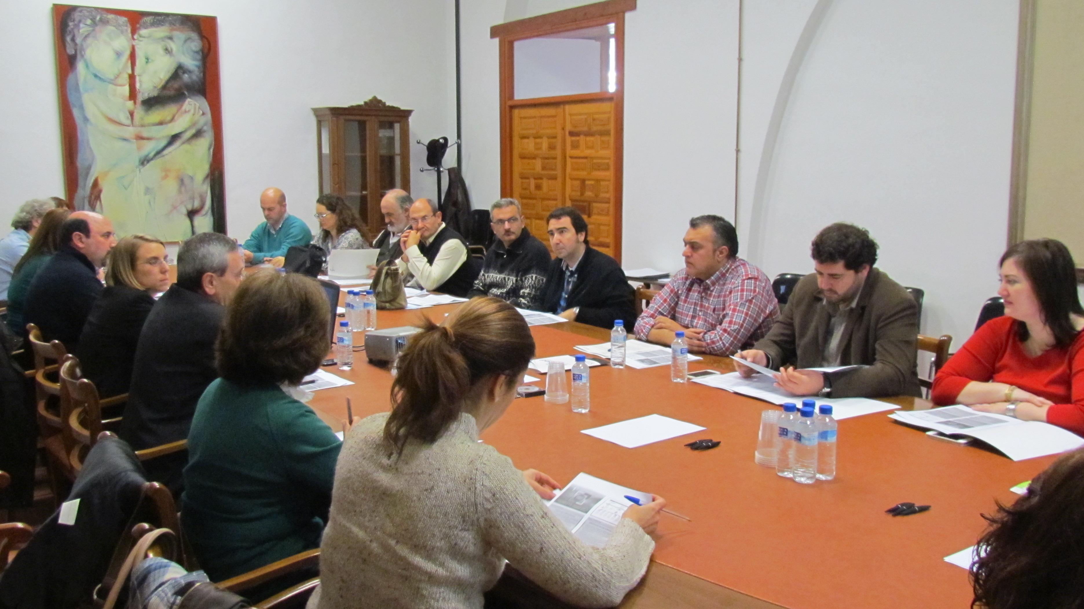 Miembros de la comisión de seguimiento e impulso de la Estrategia 8 durante la reunión