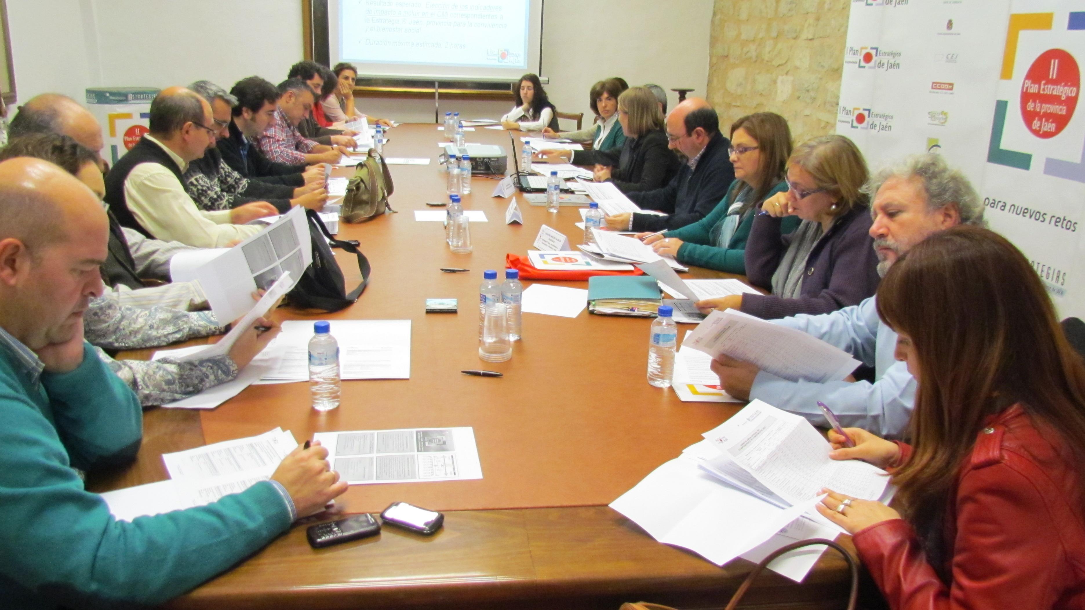 Miembros de la comisión de seguimiento e impulso de la Estrategia 8 durante la reunión