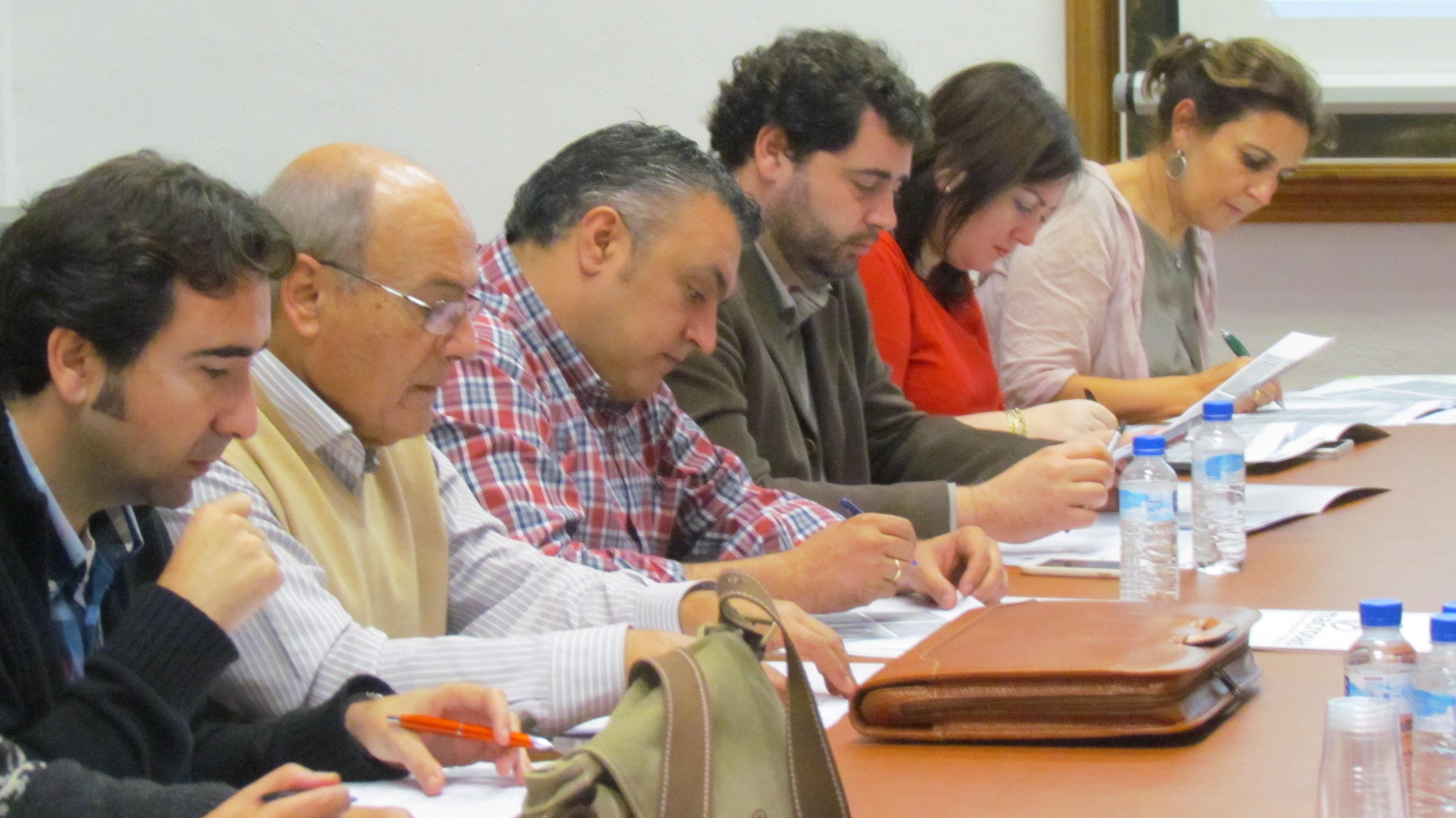 Miembros de la comisión de seguimiento e impulso de la Estrategia 8 durante la reunión