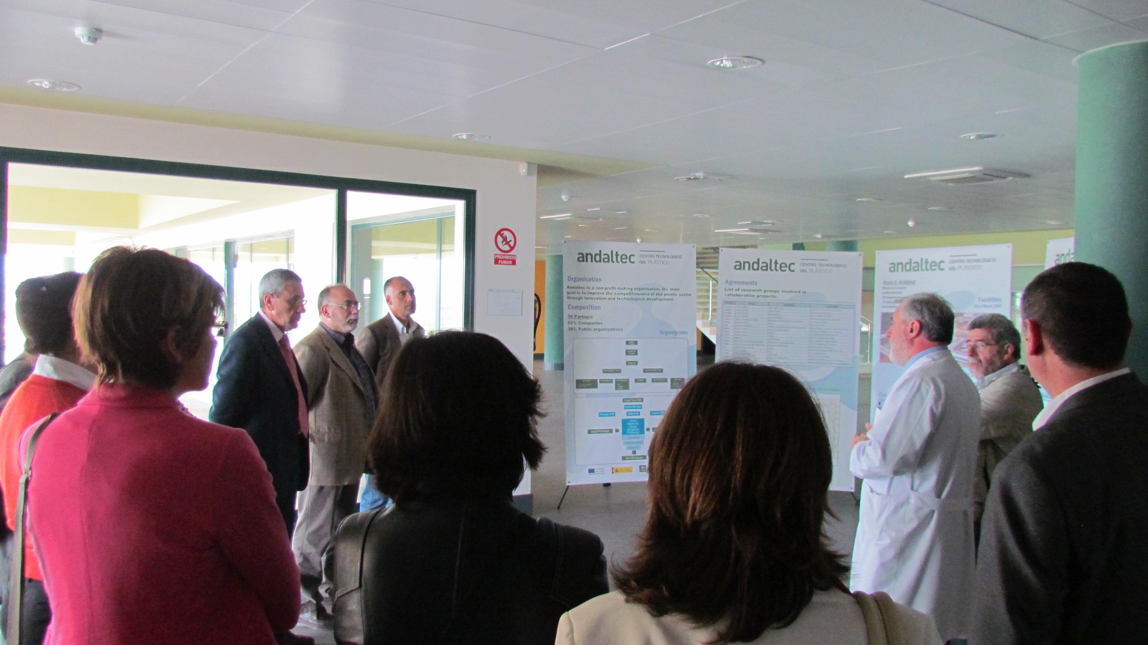 José María Navarro, Gerente de Andaltec, presentando el Centro Tecnológico del Plástico