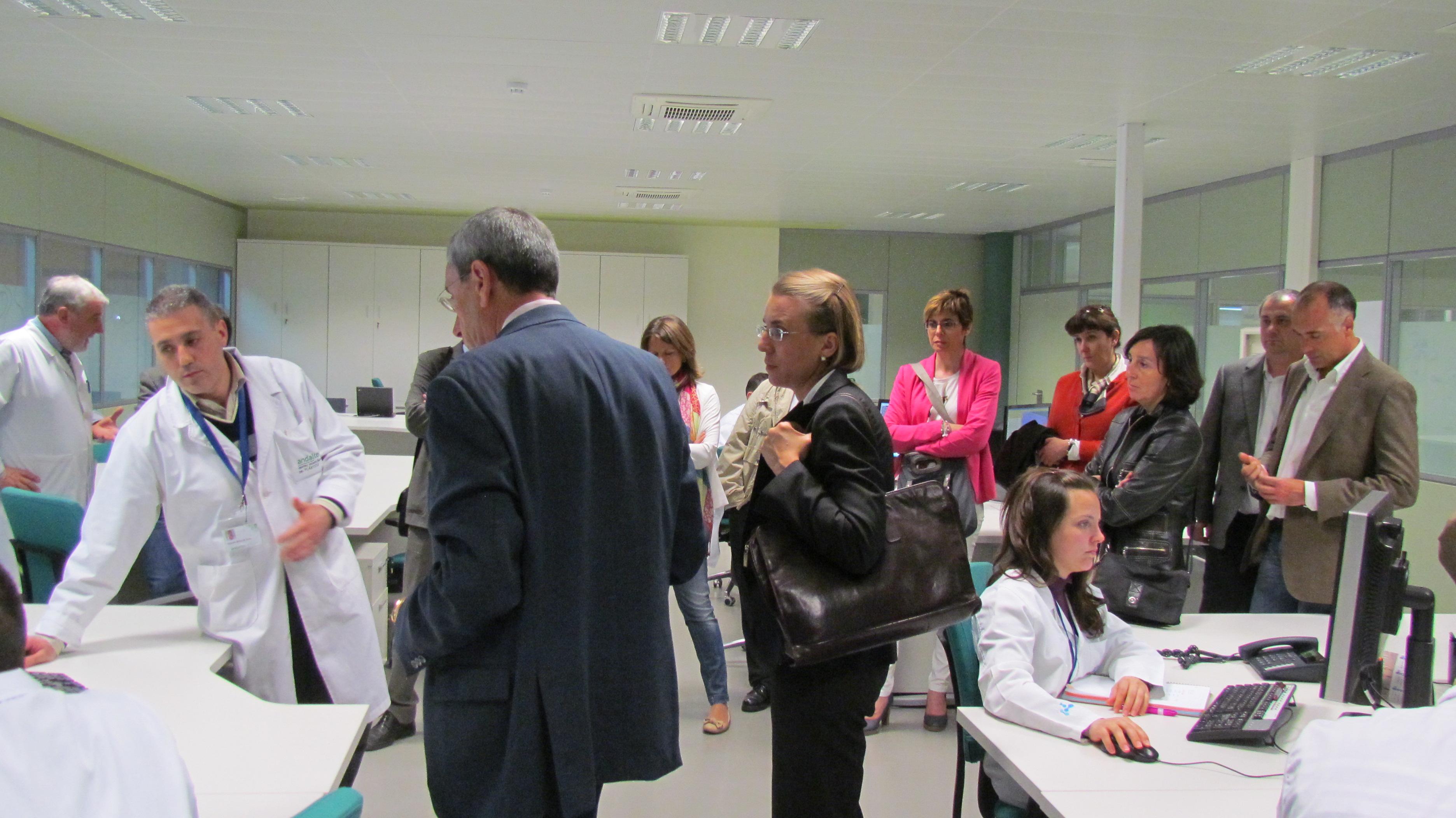 Uno de los directores de equipo explica a los participantes el trabajo que realizan