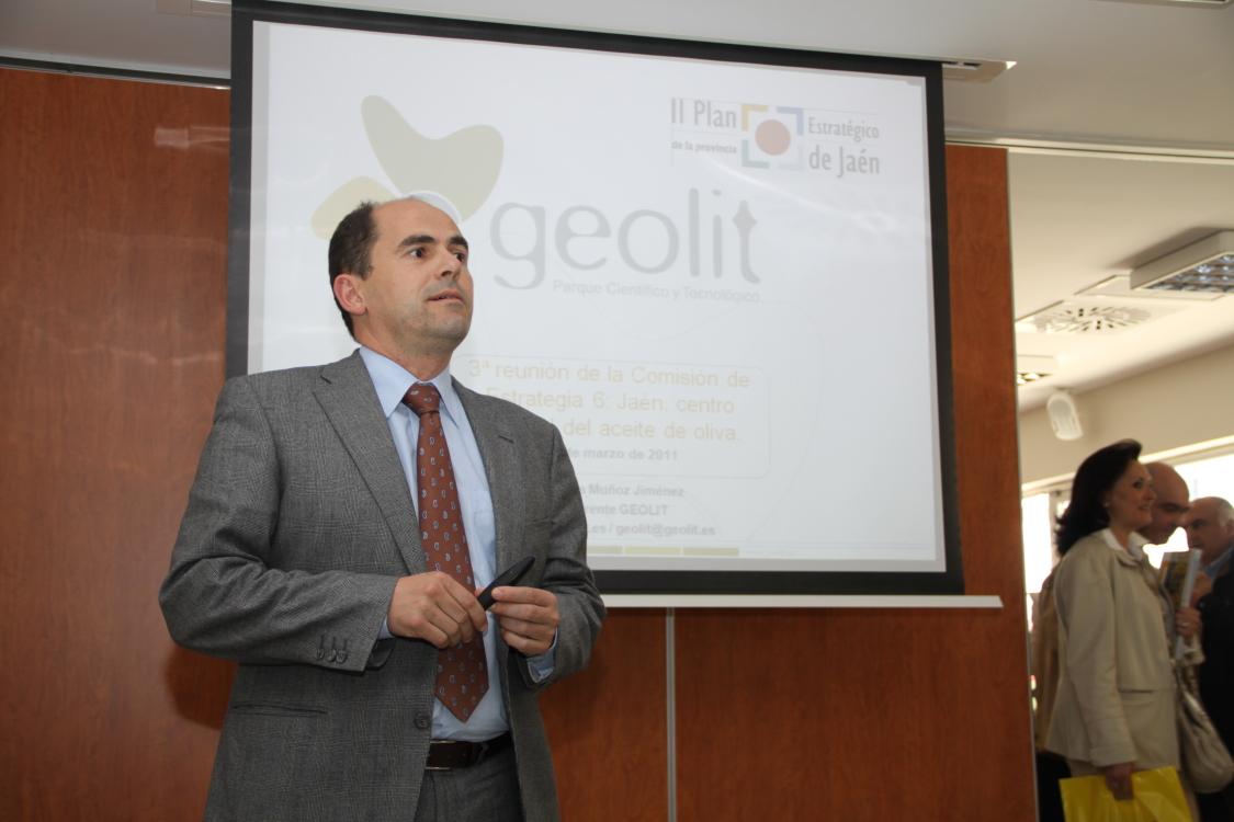 Jesús Muñoz Jiménez presenta Geolit a los asistentes