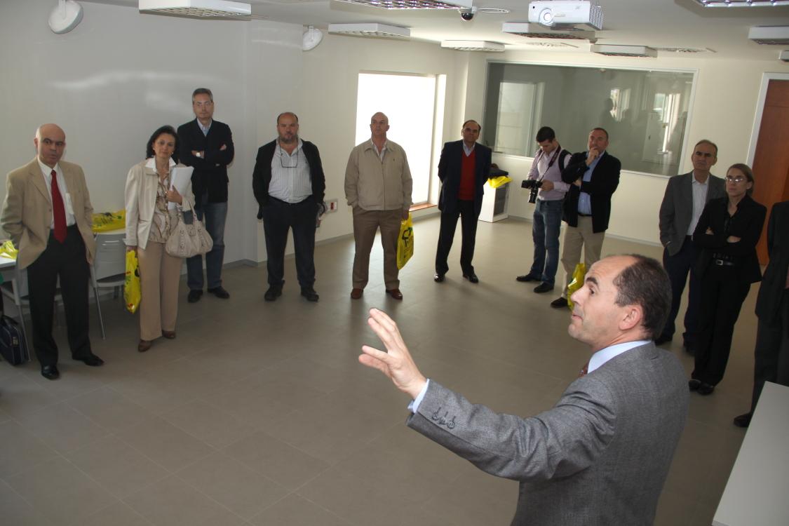 Los miembros de la Comisión atienden a la presentación