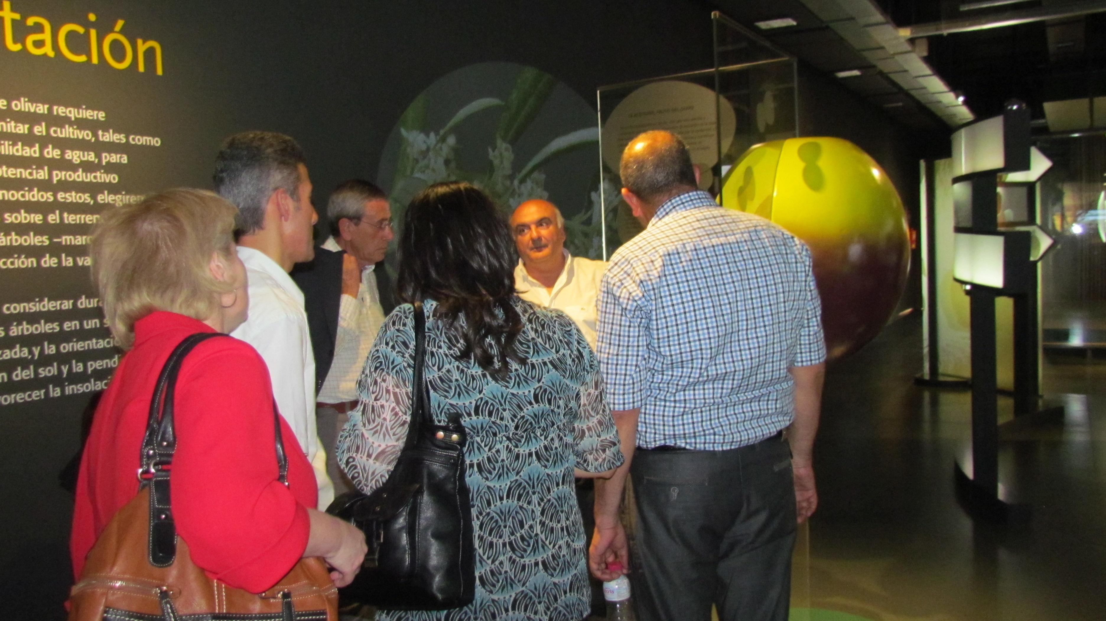 José Carlos Marzal, Gerente de la Fundación del Olivar, recibe a los técnicos